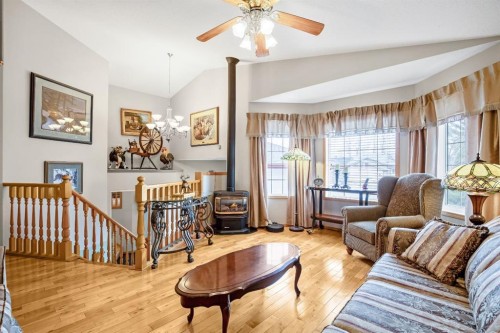10 Madison Court, Strathmore, AB - Indoor Photo Showing Living Room