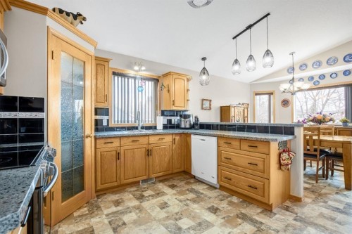 10 Madison Court, Strathmore, AB - Indoor Photo Showing Kitchen