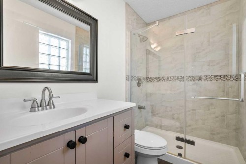 78 Hidden Spring Green Nw, Calgary, AB - Indoor Photo Showing Bathroom