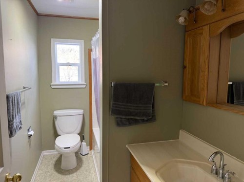 104 7 Avenue North, Vulcan, AB - Indoor Photo Showing Bathroom