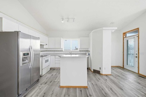3710 Catalina Boulevard Ne, Calgary, AB - Indoor Photo Showing Kitchen
