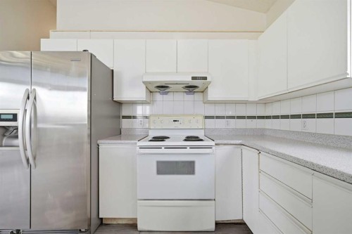 3710 Catalina Boulevard Ne, Calgary, AB - Indoor Photo Showing Kitchen