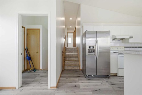 3710 Catalina Boulevard Ne, Calgary, AB - Indoor Photo Showing Kitchen