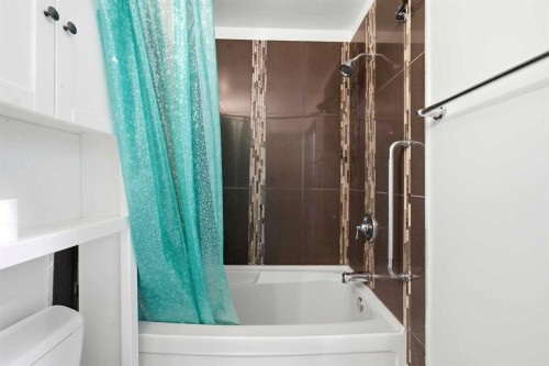 3710 Catalina Boulevard Ne, Calgary, AB - Indoor Photo Showing Bathroom