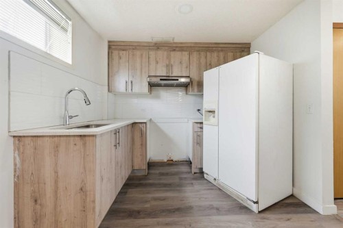 3710 Catalina Boulevard Ne, Calgary, AB - Indoor Photo Showing Kitchen