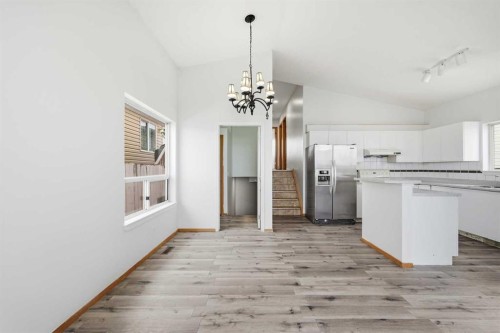 3710 Catalina Boulevard Ne, Calgary, AB - Indoor Photo Showing Kitchen