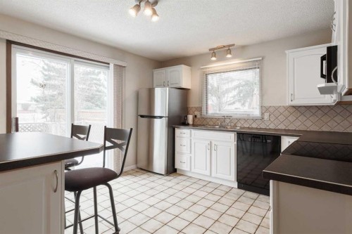 3035 Cedar Ridge Drive Sw, Calgary, AB - Indoor Photo Showing Kitchen