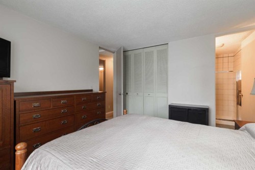 3035 Cedar Ridge Drive Sw, Calgary, AB - Indoor Photo Showing Bedroom