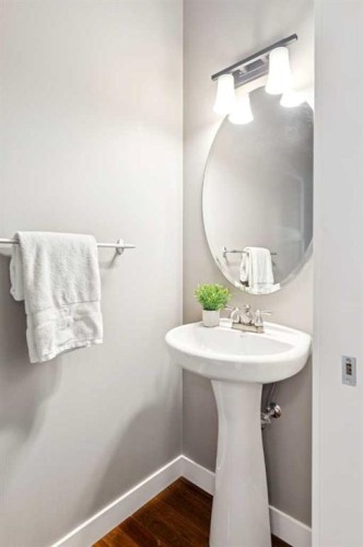 25 Mahogany Square Se, Calgary, AB - Indoor Photo Showing Bathroom