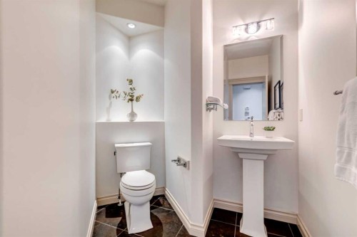 151 Mahogany Bay Se, Calgary, AB - Indoor Photo Showing Bathroom