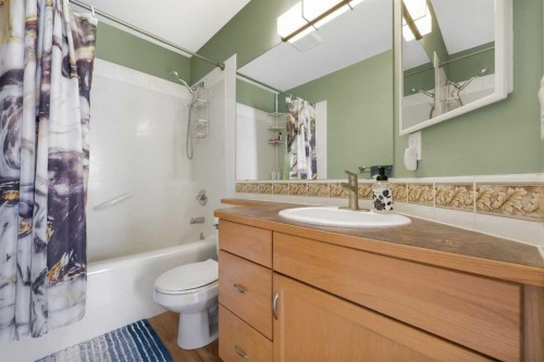 40 Eversyde Circle Sw, Calgary, AB - Indoor Photo Showing Bathroom