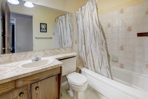 16 Martingrove Mews Ne, Calgary, AB - Indoor Photo Showing Bathroom