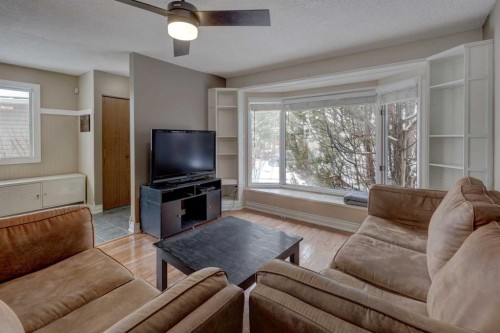 16 Martingrove Mews Ne, Calgary, AB - Indoor Photo Showing Living Room