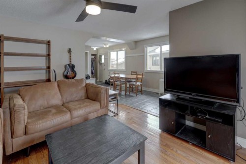 16 Martingrove Mews Ne, Calgary, AB - Indoor Photo Showing Living Room