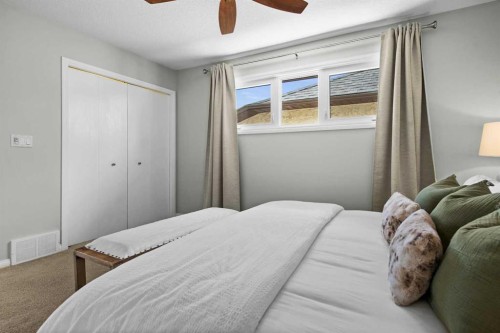 7715 67 Avenue Nw, Calgary, AB - Indoor Photo Showing Bedroom