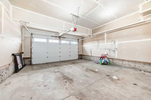 753 Edgefield Crescent, Strathmore, AB - Indoor Photo Showing Garage