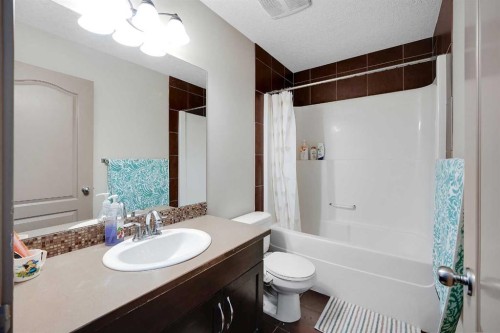 282 Pantego Terrace Nw, Calgary, AB - Indoor Photo Showing Bathroom