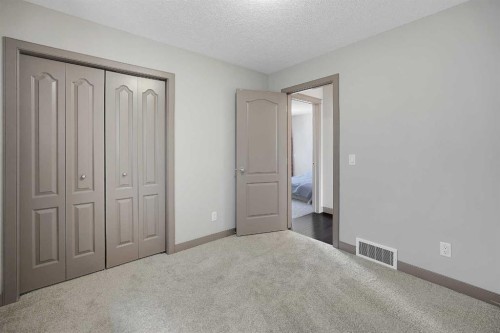282 Pantego Terrace Nw, Calgary, AB - Indoor Photo Showing Bedroom