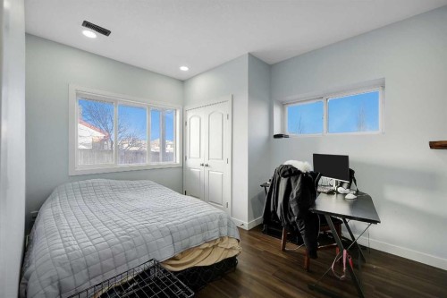 282 Pantego Terrace Nw, Calgary, AB - Indoor Photo Showing Bedroom