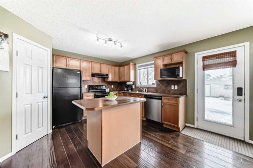71 Covepark Rise Ne, Calgary, AB - Indoor Photo Showing Kitchen
