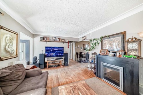 440 36 Avenue Nw, Calgary, AB - Indoor Photo Showing Living Room With Fireplace