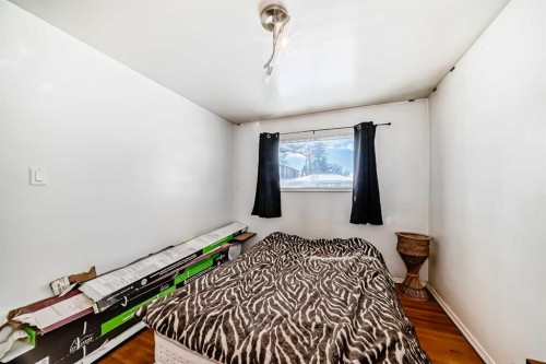 440 36 Avenue Nw, Calgary, AB - Indoor Photo Showing Bedroom