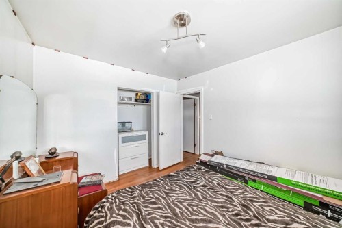 440 36 Avenue Nw, Calgary, AB - Indoor Photo Showing Bedroom