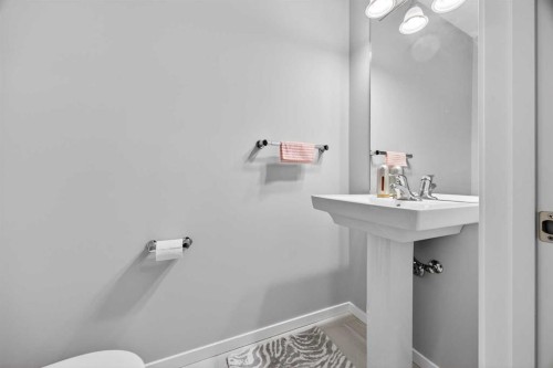 73 Yorkstone Heath Sw, Calgary, AB - Indoor Photo Showing Bathroom