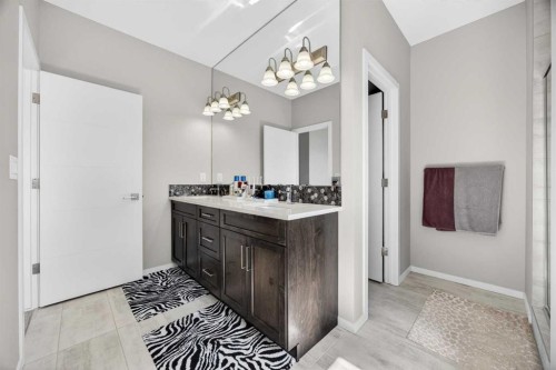 73 Yorkstone Heath Sw, Calgary, AB - Indoor Photo Showing Bathroom
