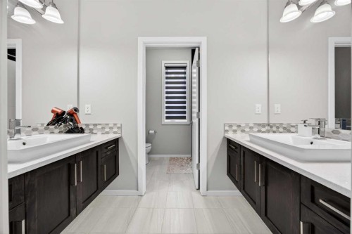 73 Yorkstone Heath Sw, Calgary, AB - Indoor Photo Showing Bathroom