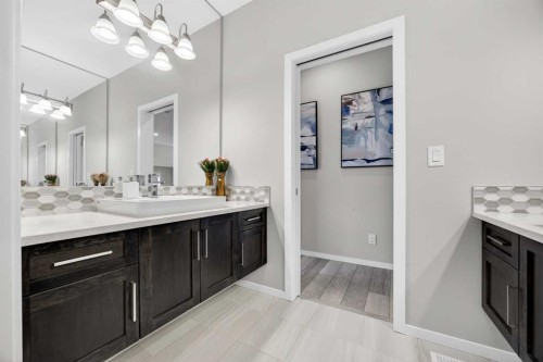 73 Yorkstone Heath Sw, Calgary, AB - Indoor Photo Showing Bathroom