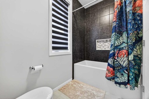 73 Yorkstone Heath Sw, Calgary, AB - Indoor Photo Showing Bathroom