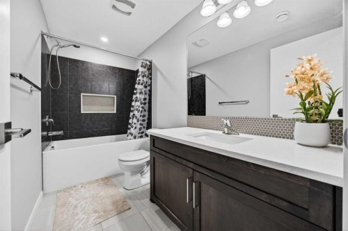 73 Yorkstone Heath Sw, Calgary, AB - Indoor Photo Showing Bathroom
