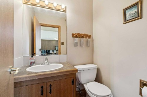 4104 Crestview Road Sw, Calgary, AB - Indoor Photo Showing Bathroom
