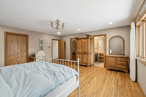 4104 Crestview Road Sw, Calgary, AB - Indoor Photo Showing Bedroom