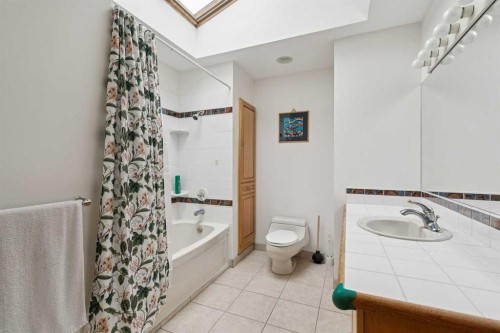 4104 Crestview Road Sw, Calgary, AB - Indoor Photo Showing Bathroom