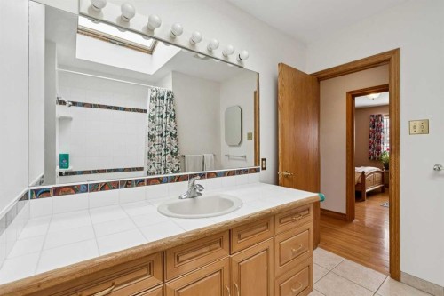 4104 Crestview Road Sw, Calgary, AB - Indoor Photo Showing Bathroom