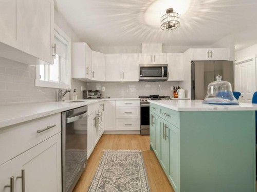 318 Whispering Way, Vulcan, AB - Indoor Photo Showing Kitchen With Upgraded Kitchen