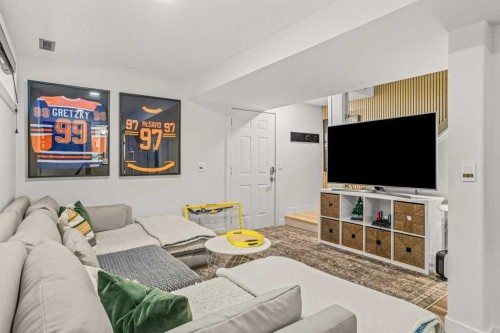 979 Wilson Way, Canmore, AB - Indoor Photo Showing Living Room