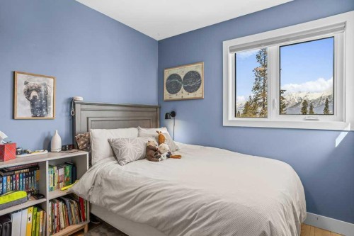 979 Wilson Way, Canmore, AB - Indoor Photo Showing Bedroom