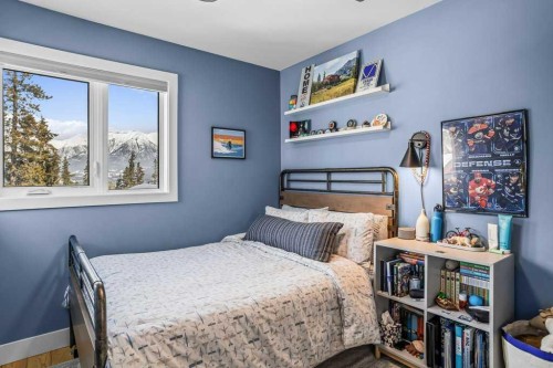 979 Wilson Way, Canmore, AB - Indoor Photo Showing Bedroom