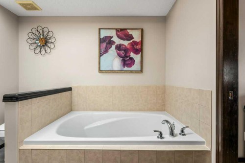 201 Pantego Road Nw, Calgary, AB - Indoor Photo Showing Bathroom