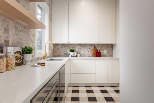 8812 33 Avenue Nw, Calgary, AB - Indoor Photo Showing Kitchen