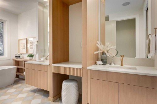 8812 33 Avenue Nw, Calgary, AB - Indoor Photo Showing Bathroom