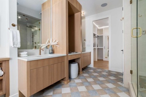 8812 33 Avenue Nw, Calgary, AB - Indoor Photo Showing Bathroom