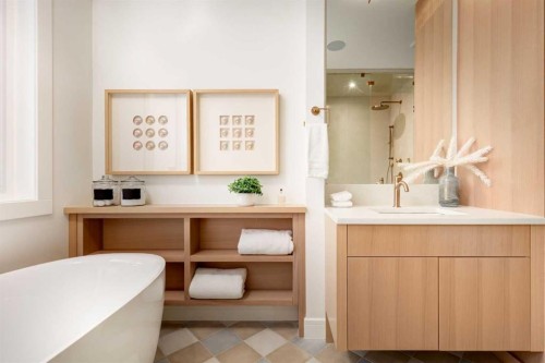 8812 33 Avenue Nw, Calgary, AB - Indoor Photo Showing Bathroom