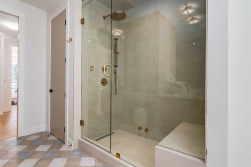 8812 33 Avenue Nw, Calgary, AB - Indoor Photo Showing Bathroom