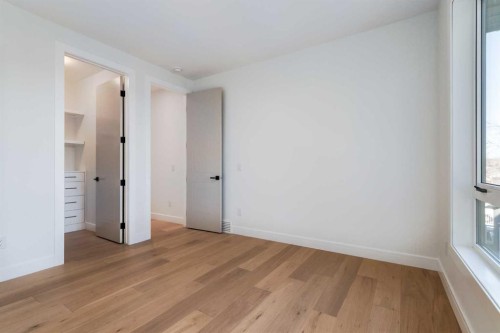 8812 33 Avenue Nw, Calgary, AB - Indoor Photo Showing Other Room