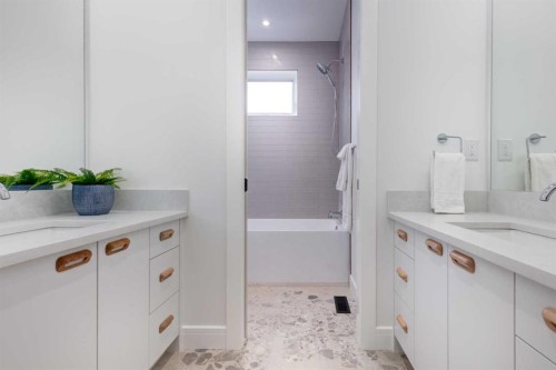 8812 33 Avenue Nw, Calgary, AB - Indoor Photo Showing Bathroom