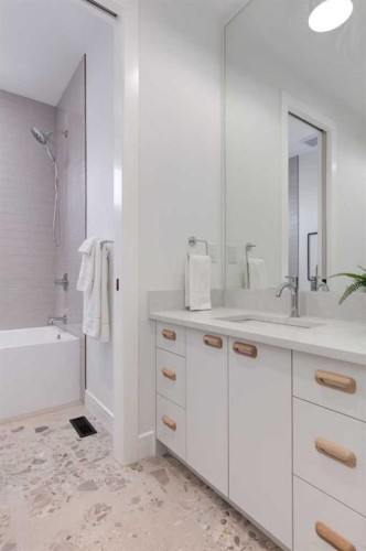 8812 33 Avenue Nw, Calgary, AB - Indoor Photo Showing Bathroom